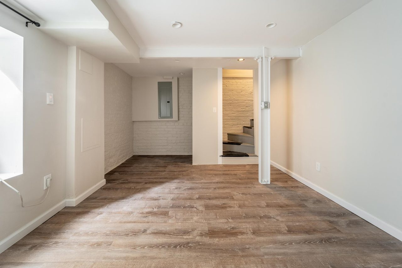  #1590: Columbia Heights - Queen Bedroom B  -  #1590: Columbia Heights  - Gallery -  4