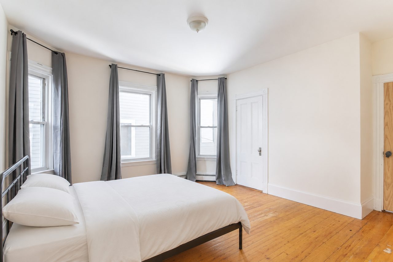 #1068: Mission Hill - Queen Bedroom C - 2