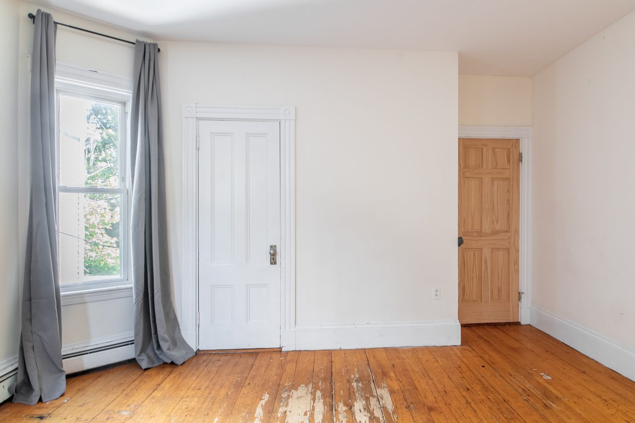  #1068: Mission Hill - Queen Bedroom C  -  #1068: Mission Hill  - Gallery -  13