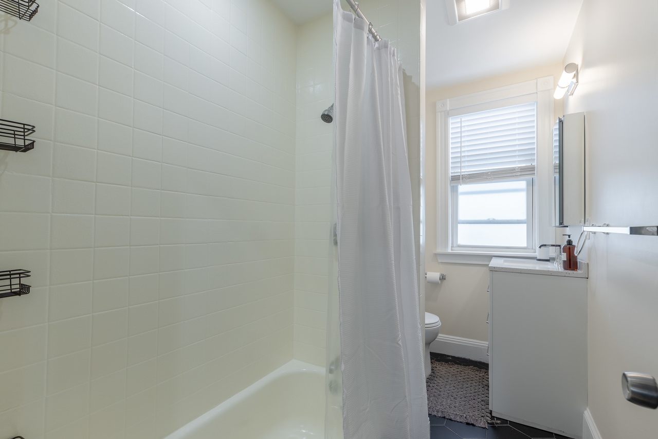 #352: JFK/UMass - Queen Bedroom A - 9