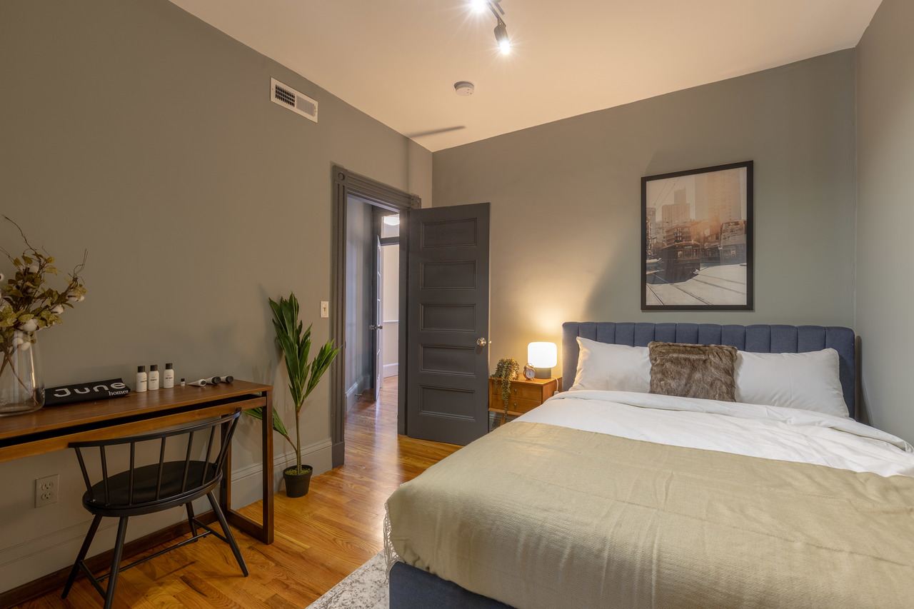 #352: JFK/UMass - Queen Bedroom A - 3
