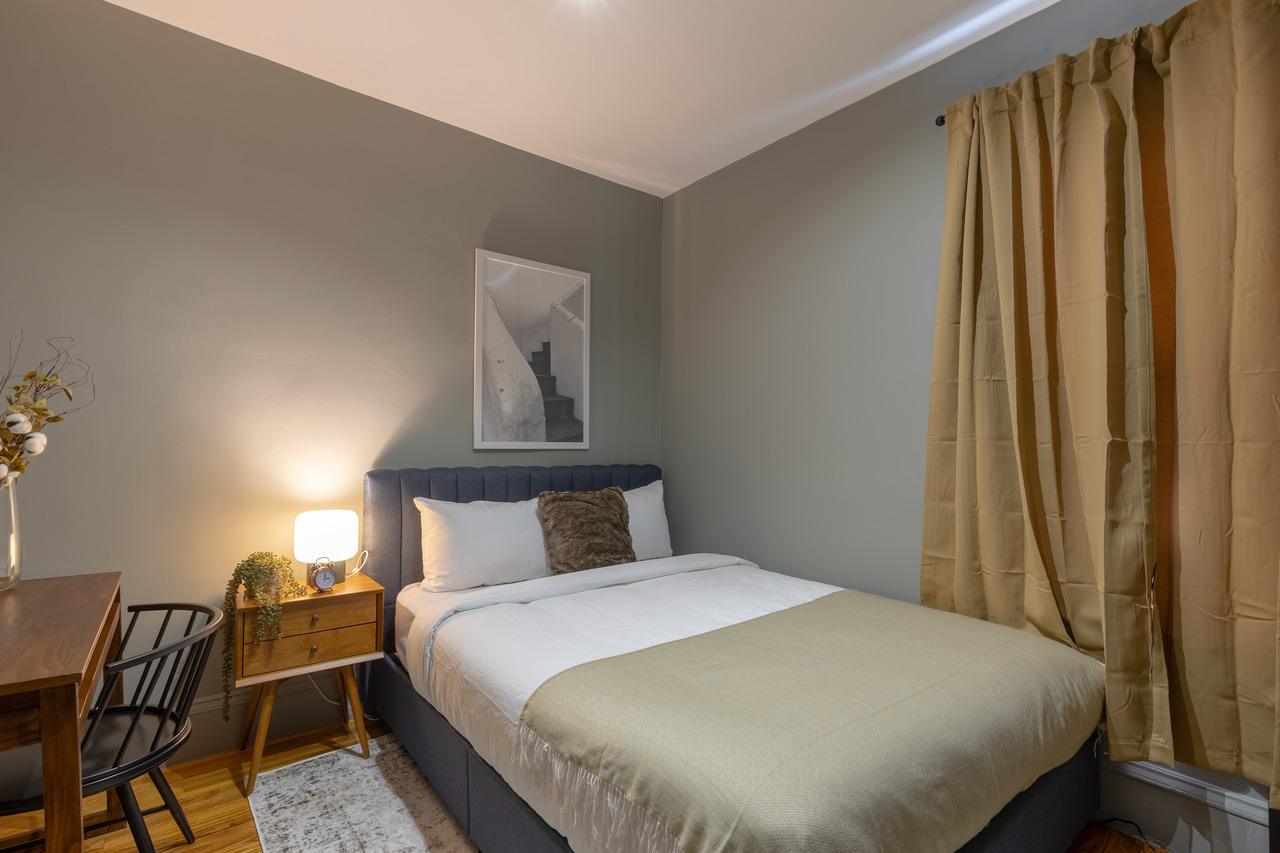 #352: JFK/UMass - Queen Bedroom B - 1