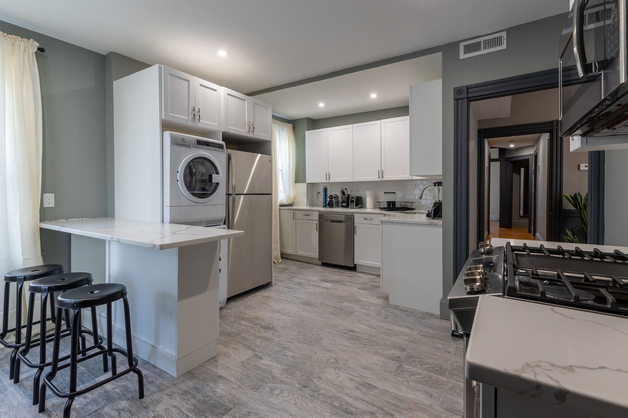 #352: JFK/UMass - Queen Bedroom B - 5
