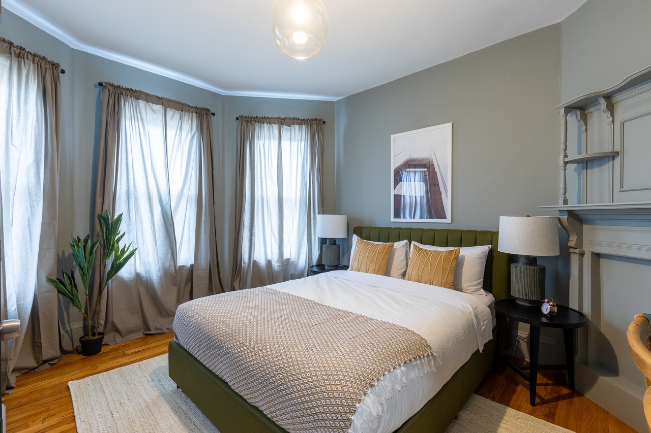 #352: JFK/UMass - Queen Bedroom C - 1