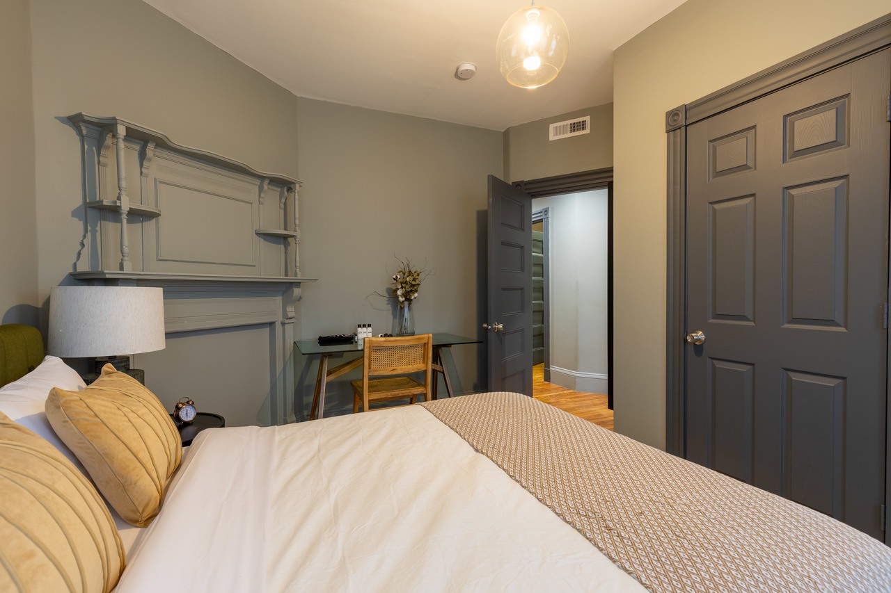 #352: JFK/UMass - Queen Bedroom C - 3
