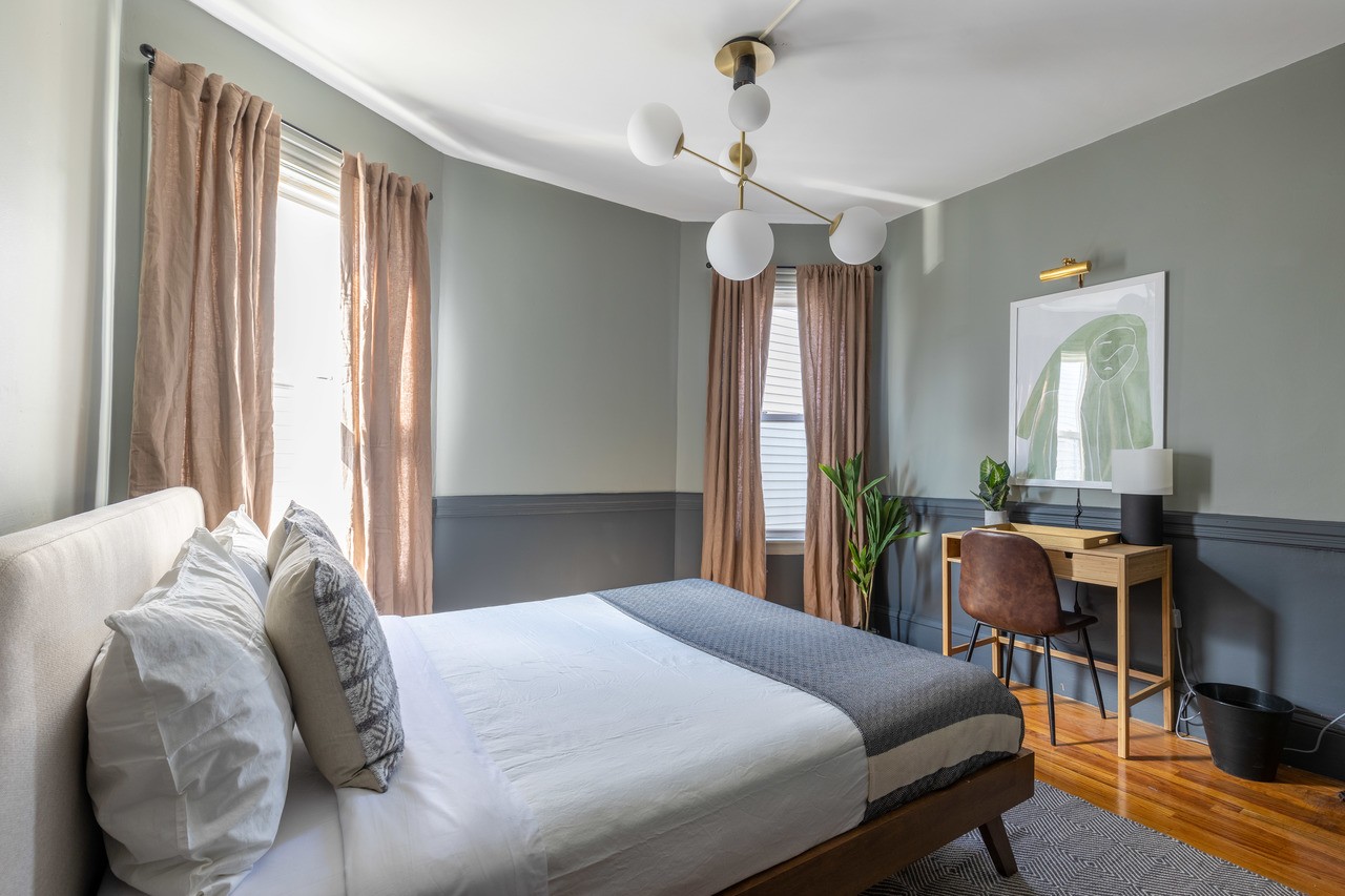 #352: JFK/UMass - Queen Bedroom D - 11