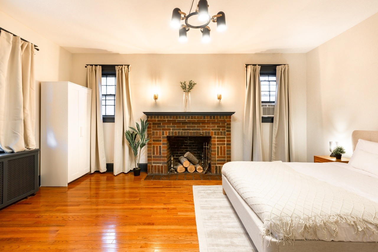  #333: Cleveland Park - Queen Bedroom A  -  #333: Cleveland Park  - Gallery -  6