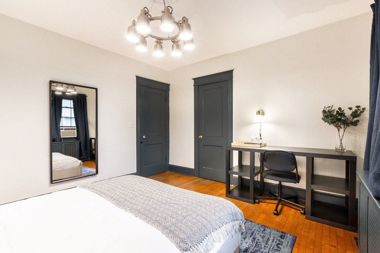  #333: Cleveland Park - Queen Bedroom C W/Private Bathroom  -  #333: Cleveland Park  - Gallery -  3