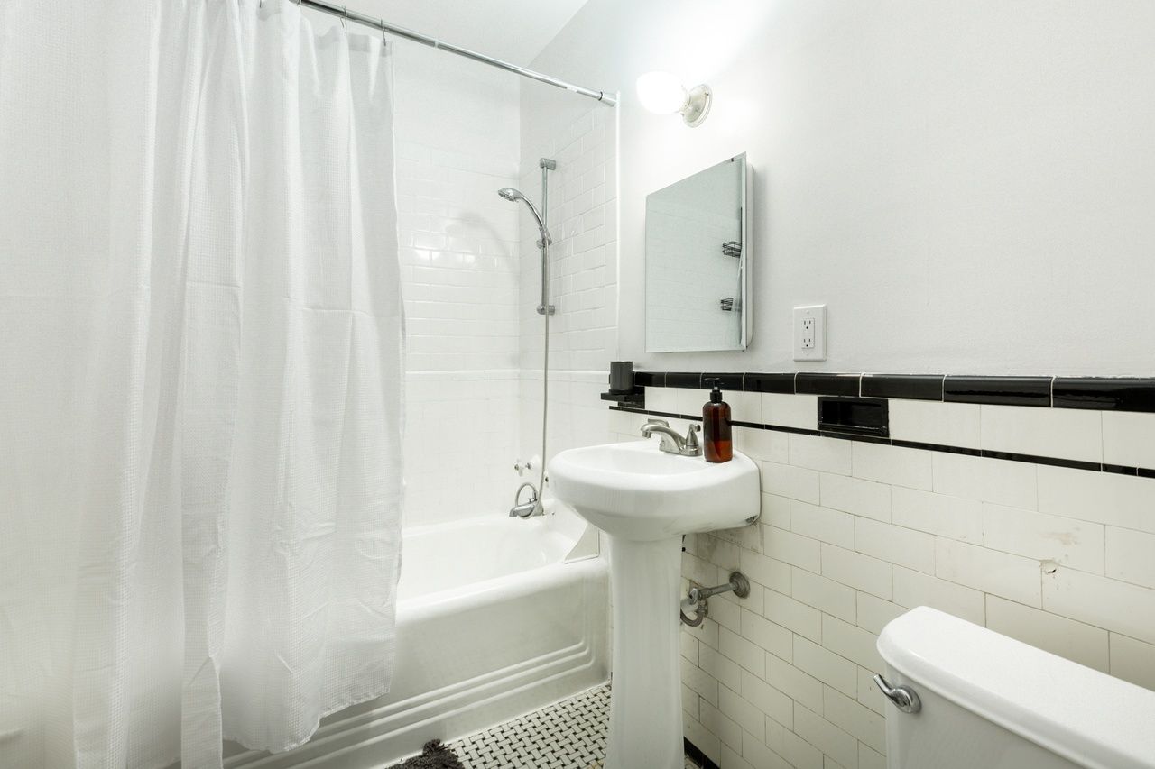  #333: Cleveland Park - Queen Bedroom C W/Private Bathroom  -  #333: Cleveland Park  - Gallery -  9