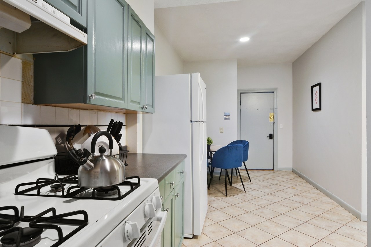 #583: Allston - Queen Bedroom B - 5