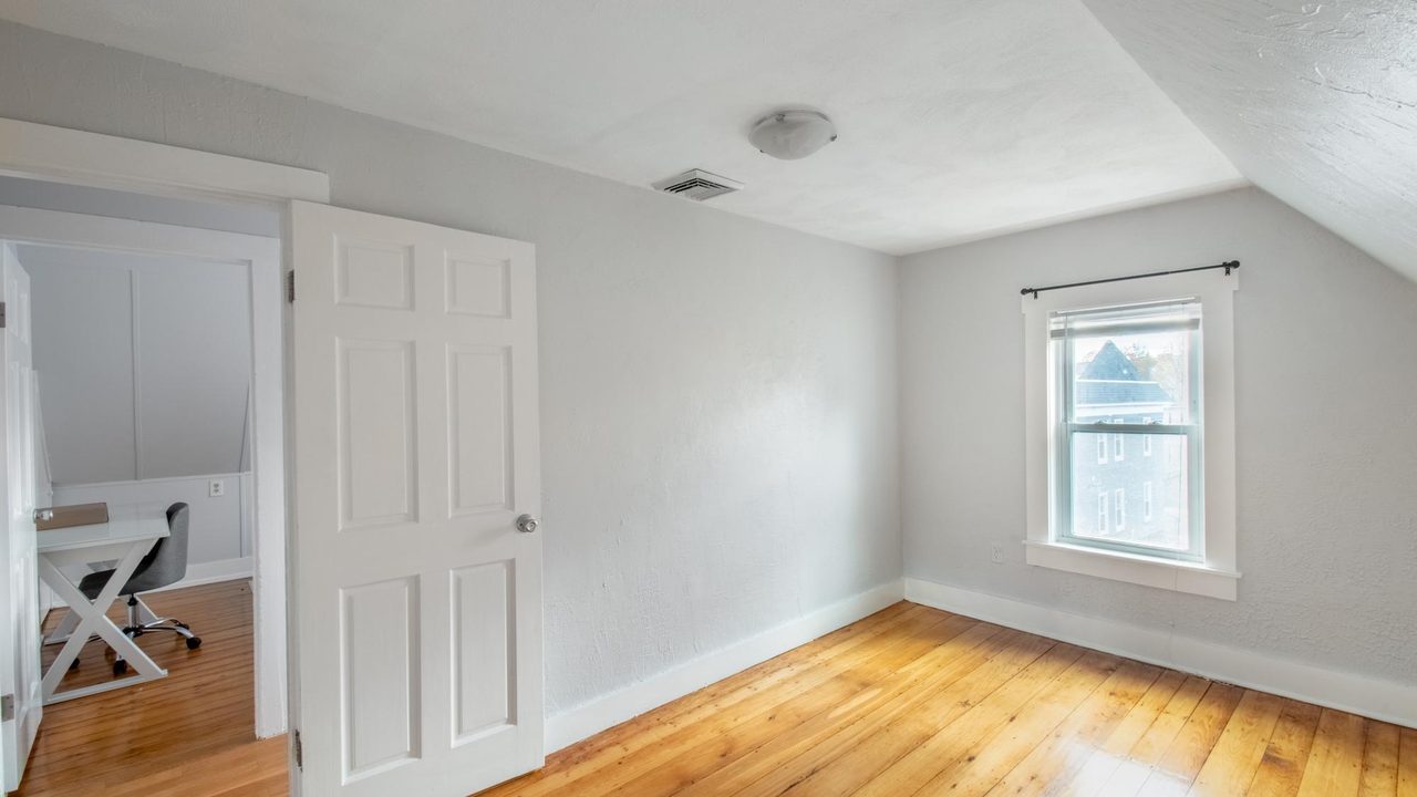 #1644: Somerville - Queen Bedroom D - 2