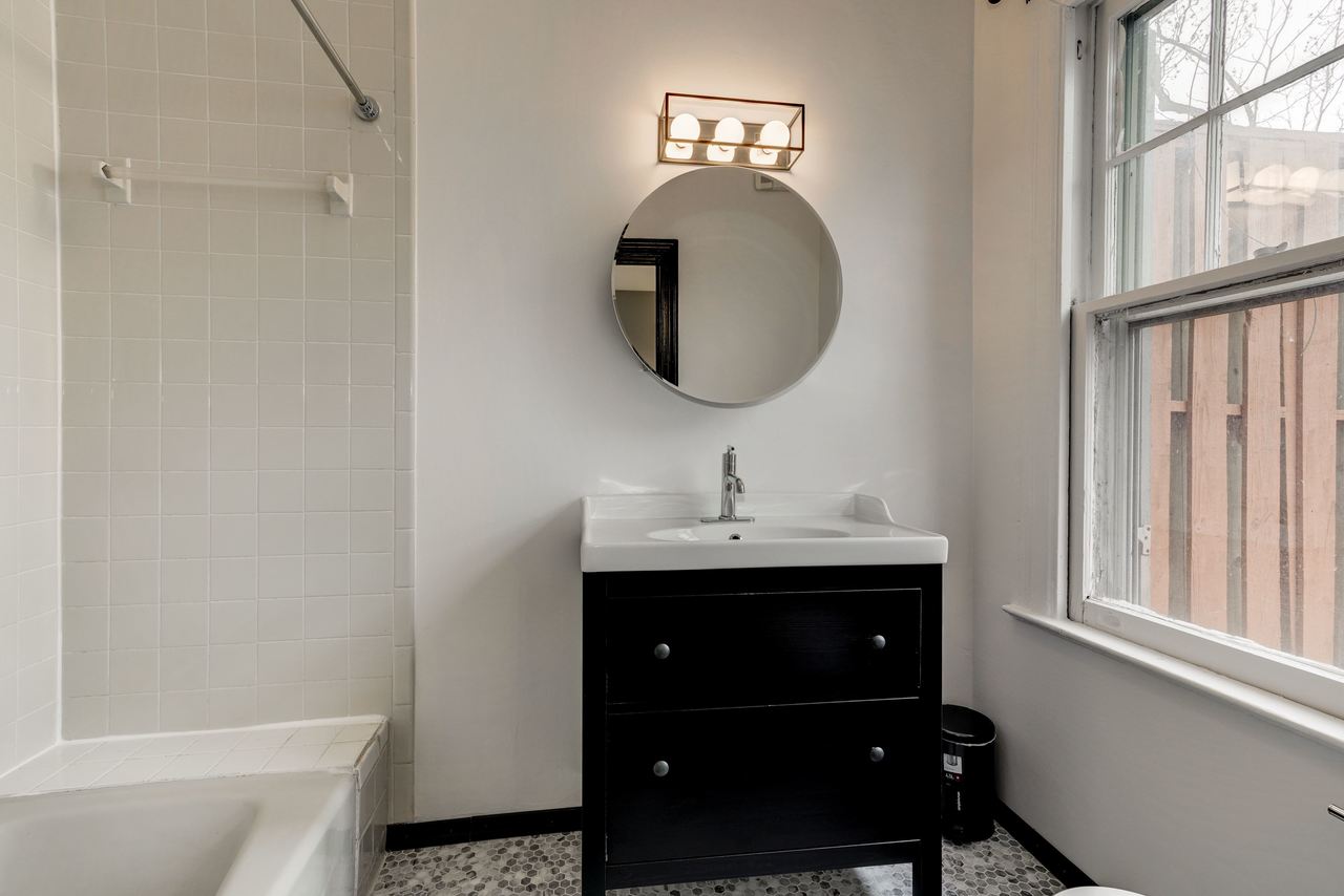  #115: Woodley Park - Queen Bedroom 2C W/Private Bathroom  -  #115: Woodley Park  - Gallery -  4