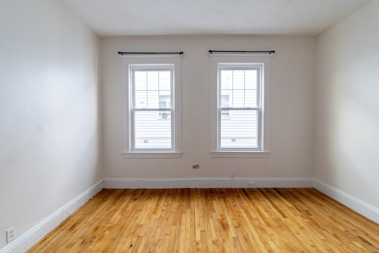 #1733: Dorchester Center - Queen Bedroom B - 1