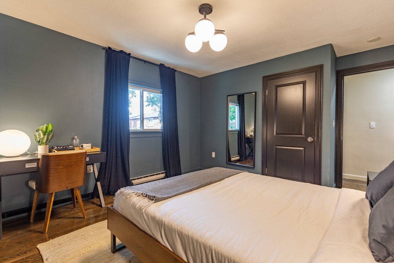  #206: Brighton - Queen Bedroom B  -  #206: Brighton  - Gallery -  3