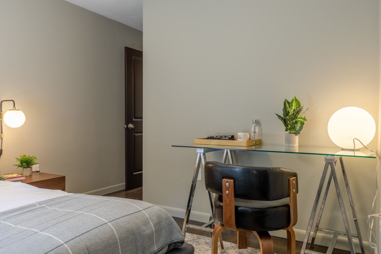 #206: Brighton - Queen Bedroom C - #206: Brighton - Gallery - 2