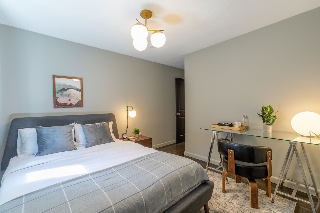 #206: Brighton - Queen Bedroom C - #206: Brighton - Gallery - 13