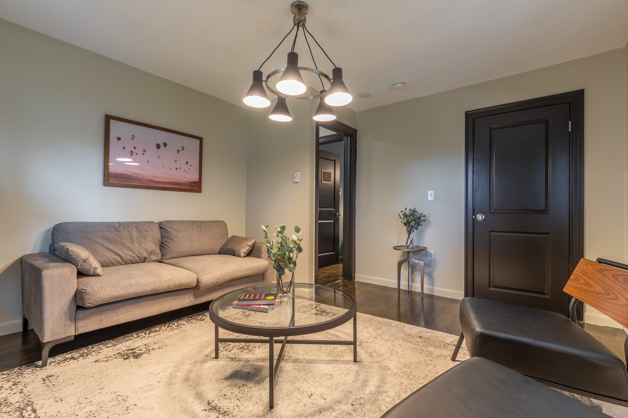 #206: Brighton - Queen Bedroom D - #206: Brighton - Gallery - 8