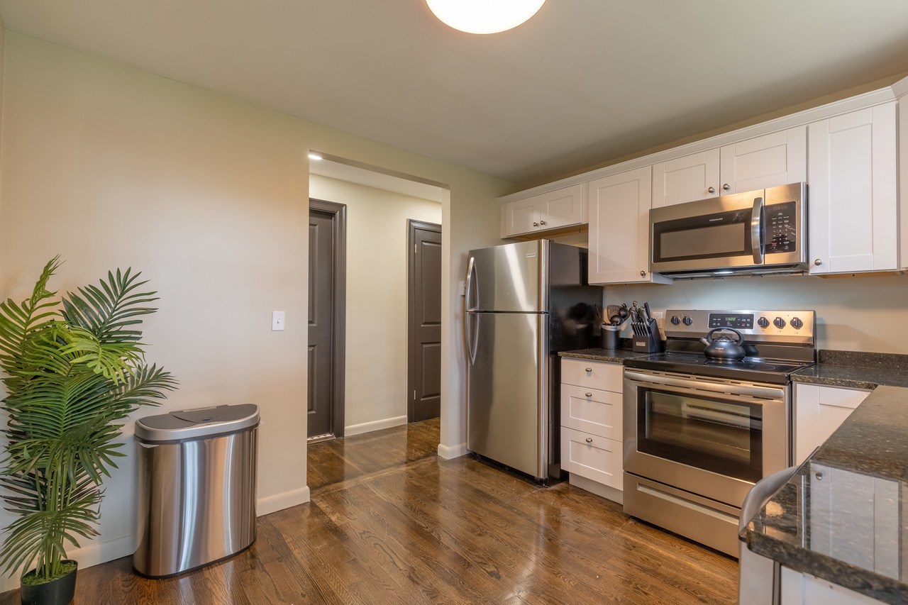 #206: Brighton - Queen Bedroom E - #206: Brighton - Gallery - 13