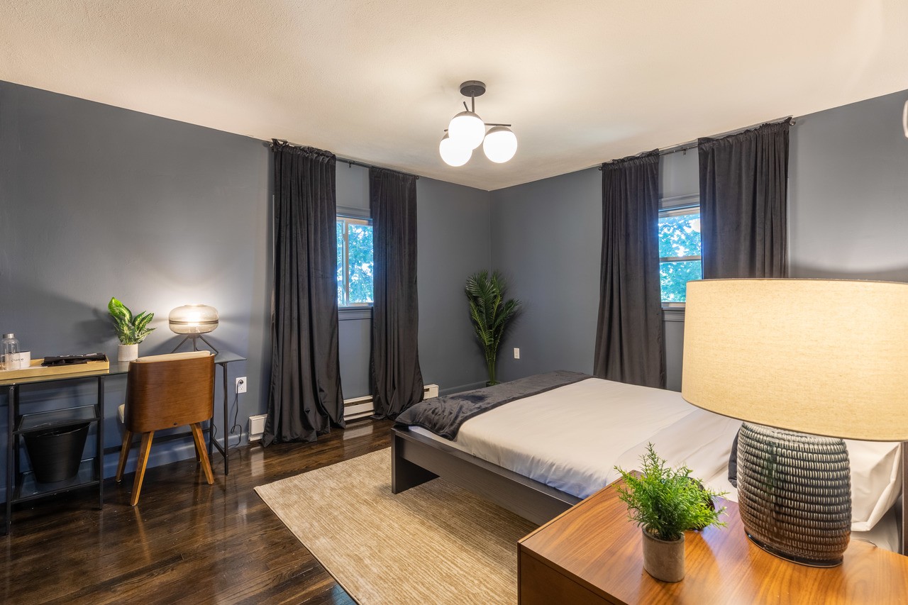 #206: Brighton - Queen Bedroom E - #206: Brighton - Gallery - 4