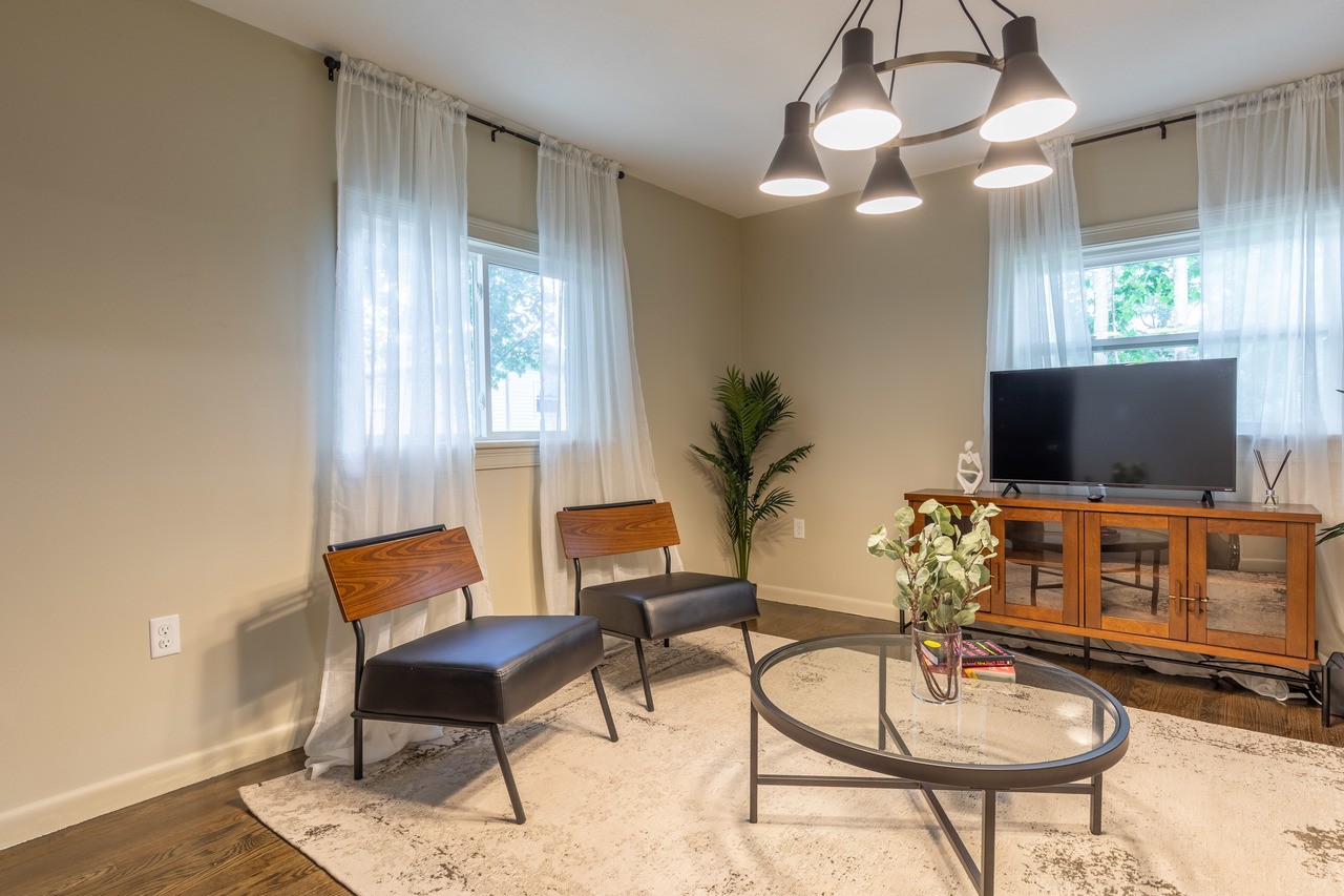 #206: Brighton - Queen Bedroom E - #206: Brighton - Gallery - 2