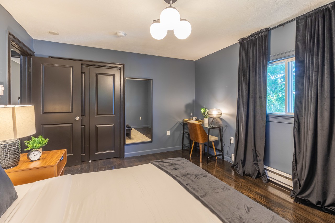  #206: Brighton - Queen Bedroom E  -  #206: Brighton  - Gallery -  5