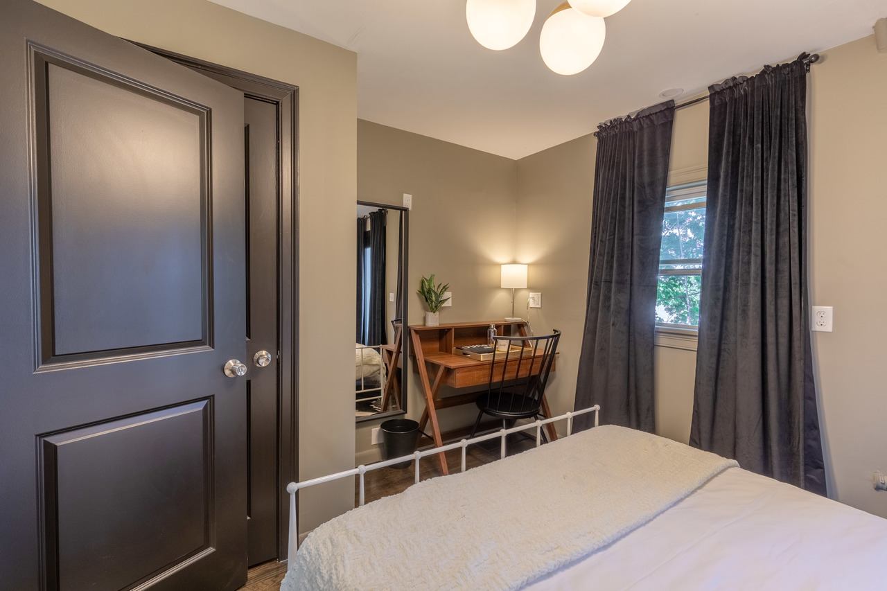  #206: Brighton - Queen Bedroom F  -  #206: Brighton  - Gallery -  11