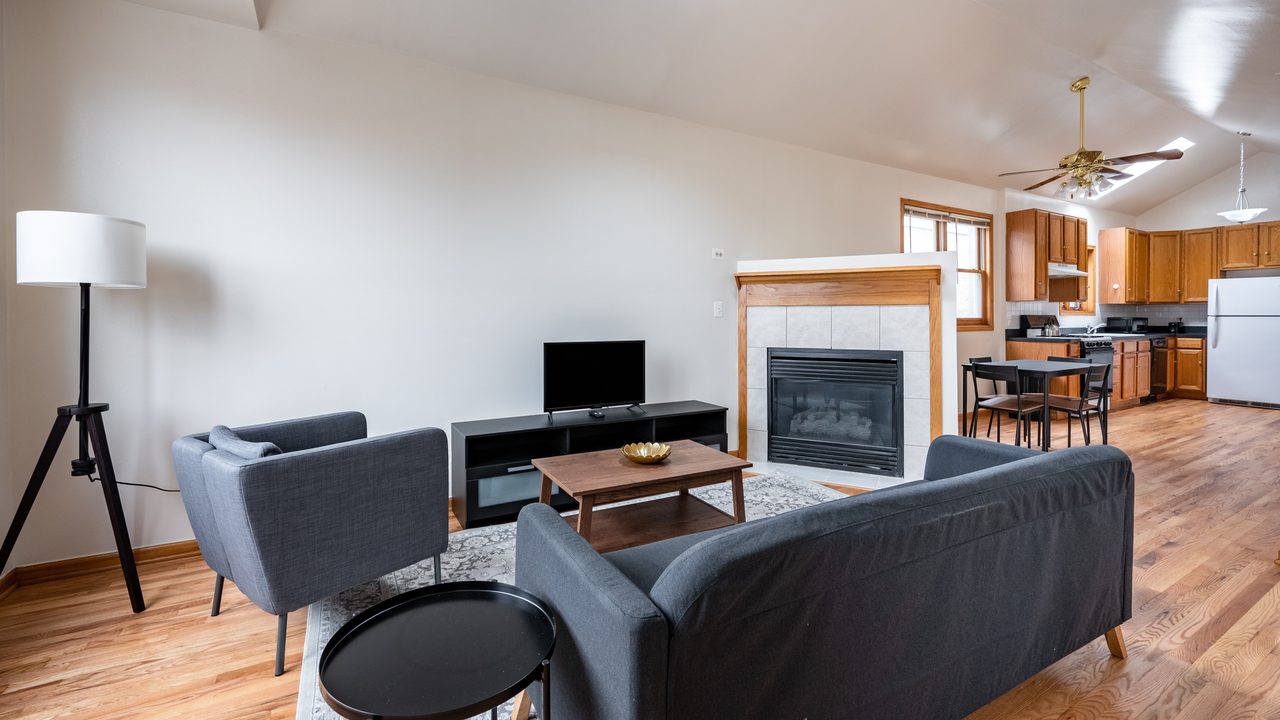  #1675: Humboldt Park - Queen Bedroom B  -  #1675: Humboldt Park  - Gallery -  16