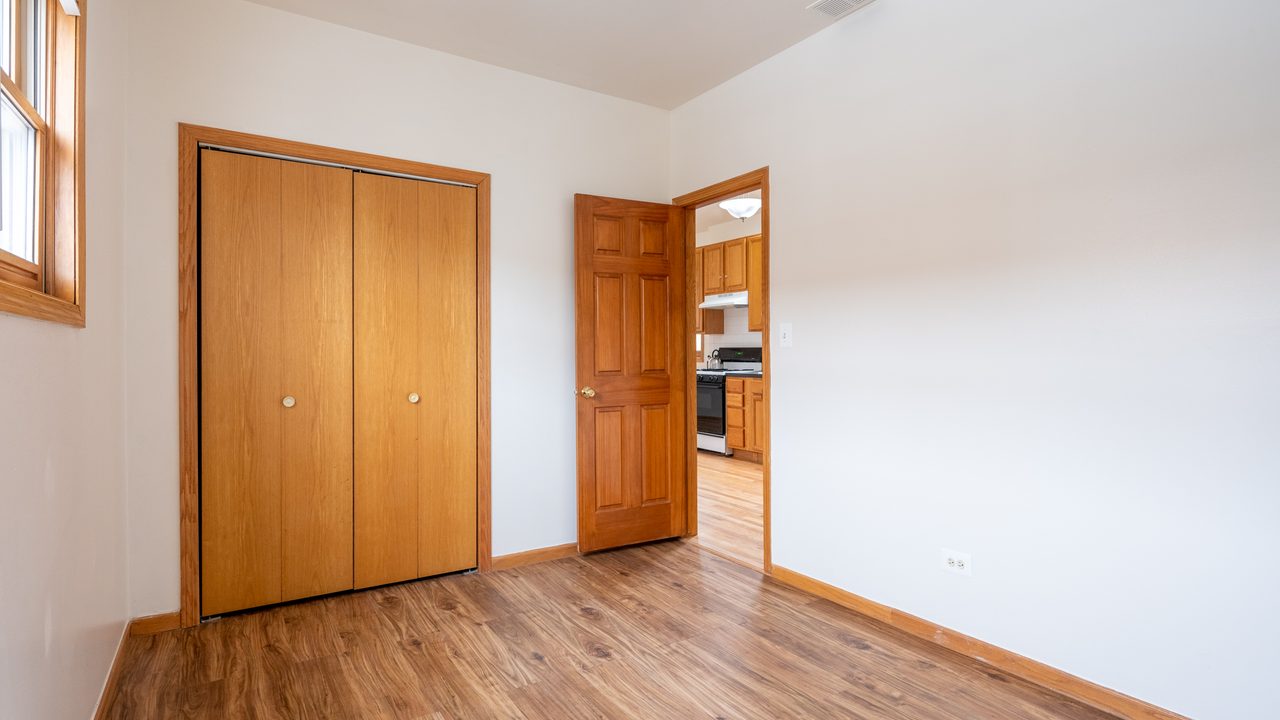  #1675: Humboldt Park - Queen Bedroom B  -  #1675: Humboldt Park  - Gallery -  22