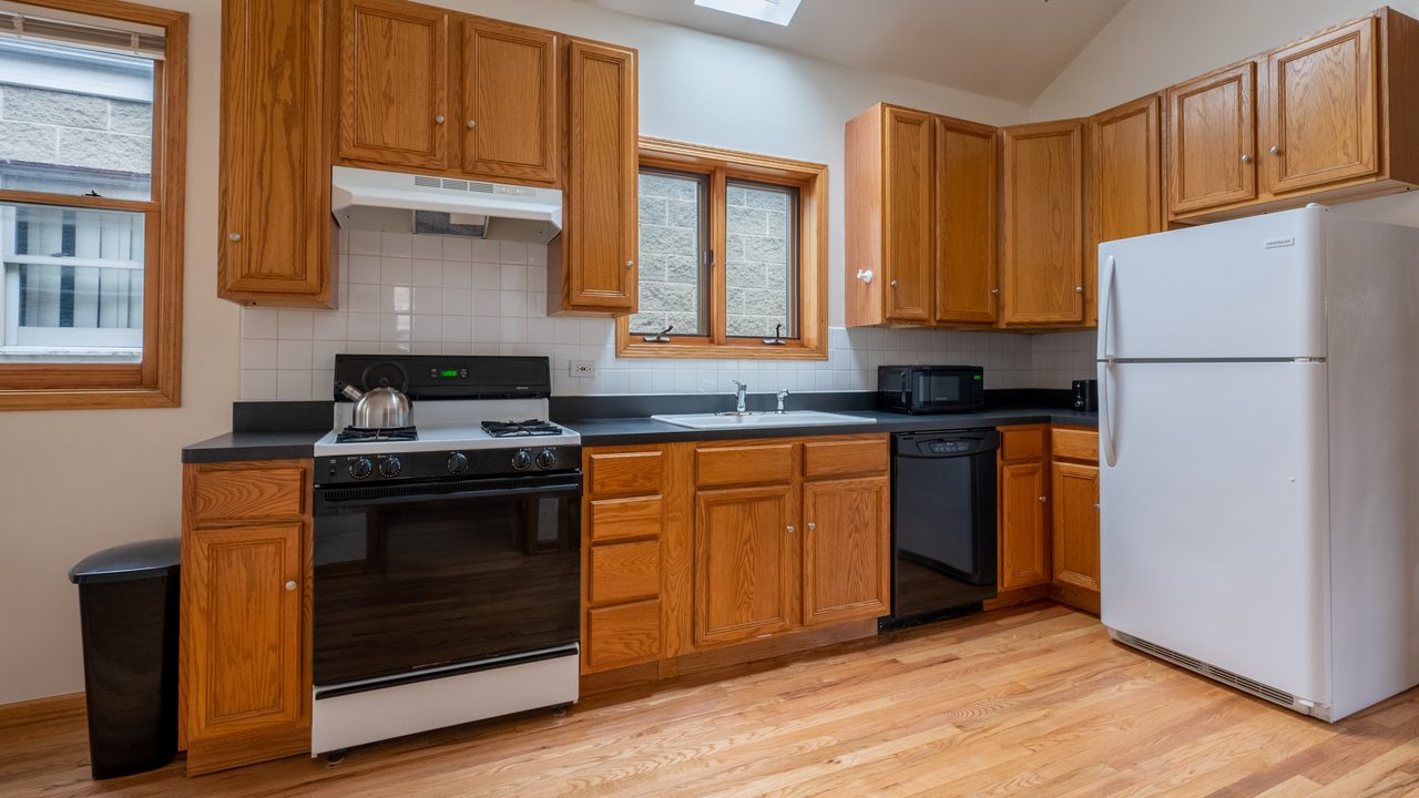  #1675: Humboldt Park - Queen Bedroom B  -  #1675: Humboldt Park  - Gallery -  9