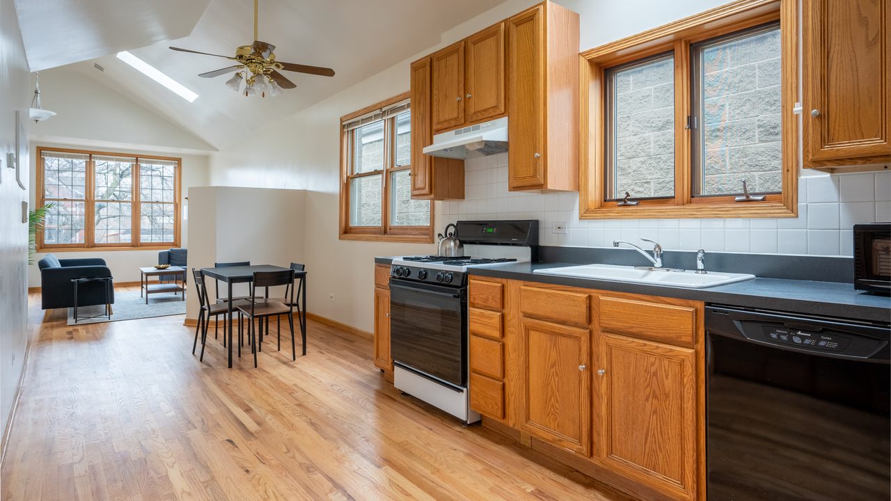  #1675: Humboldt Park - Queen Bedroom B  -  #1675: Humboldt Park  - Gallery -  7