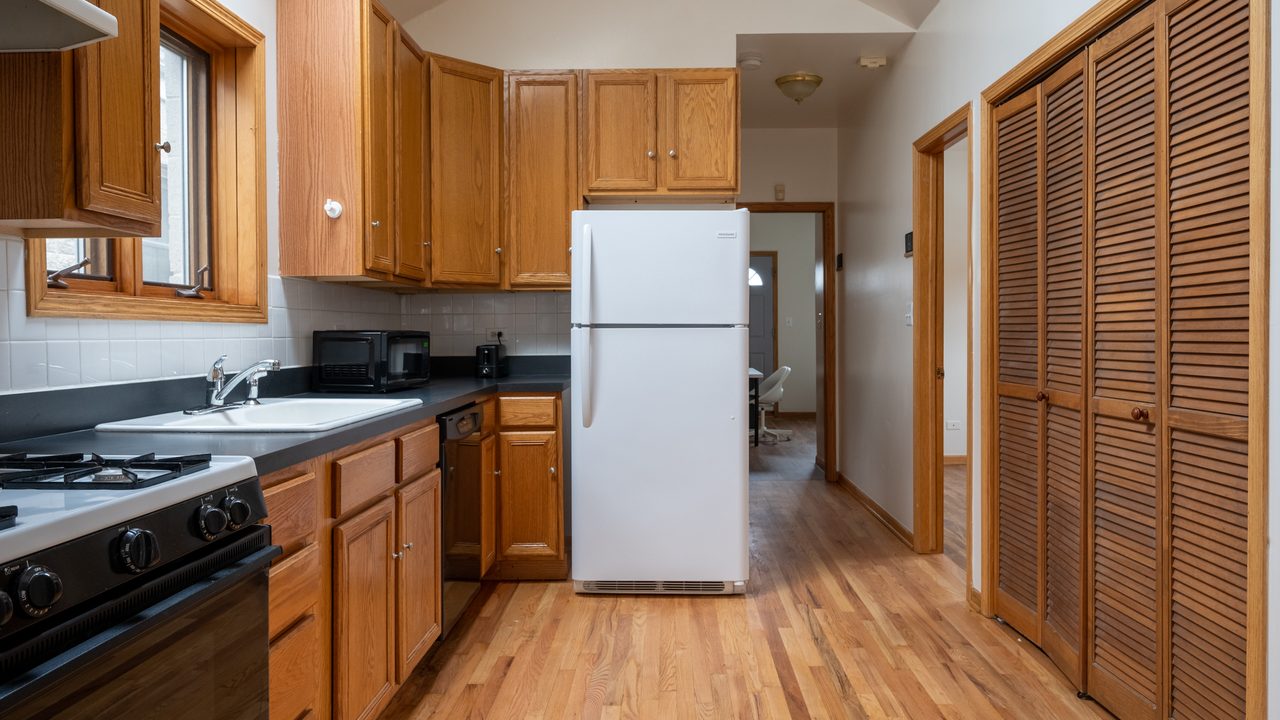  #1675: Humboldt Park - Queen Bedroom B  -  #1675: Humboldt Park  - Gallery -  8