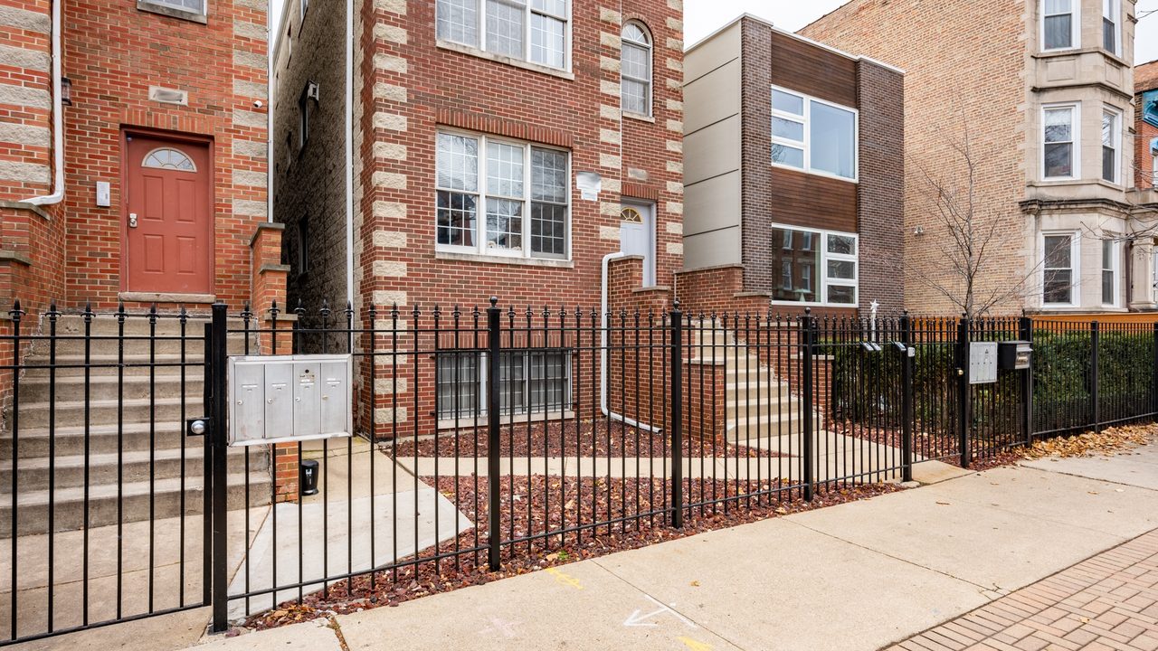  #1675: Humboldt Park - Queen Bedroom B  -  #1675: Humboldt Park  - Gallery -  17