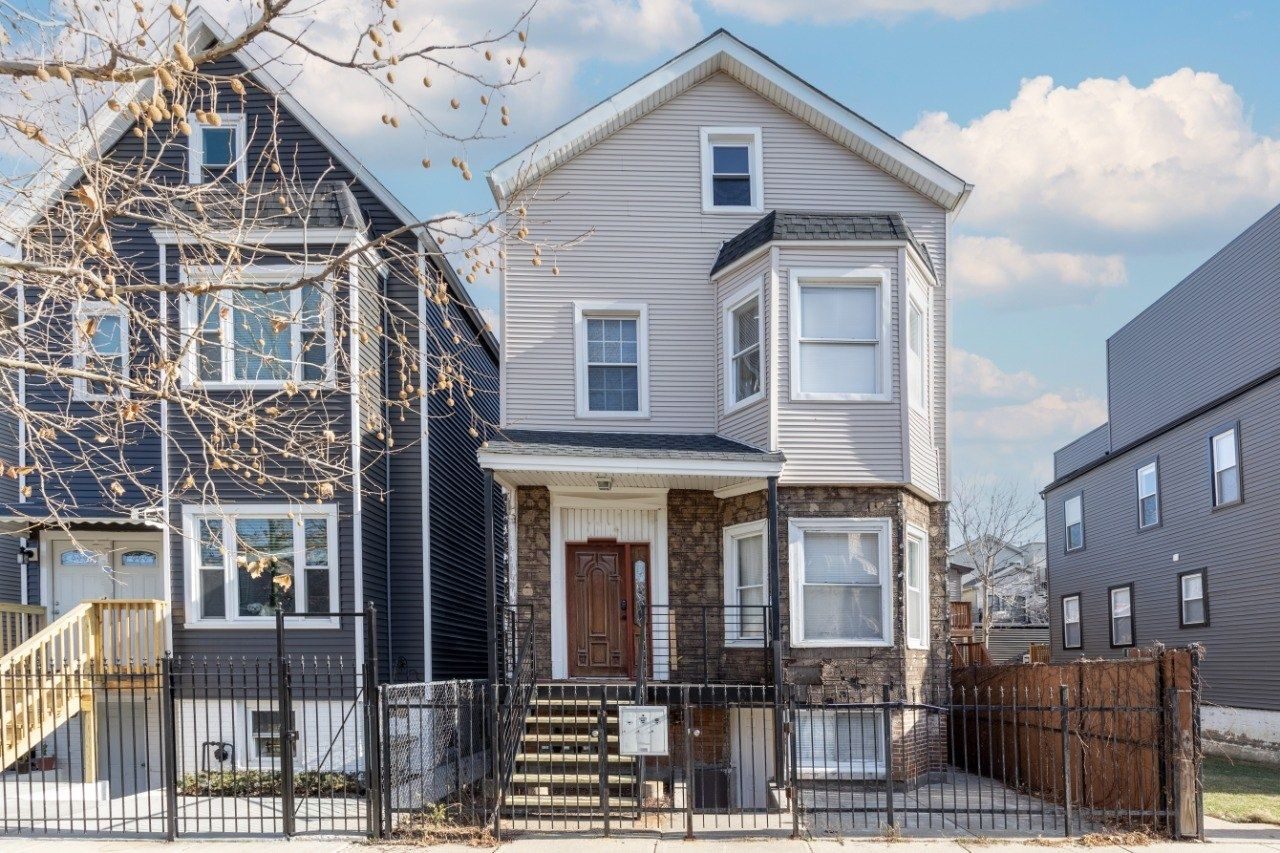  #1671: Logan Square - Full Bedroom A  -  #1671: Logan Square  - Gallery -  1