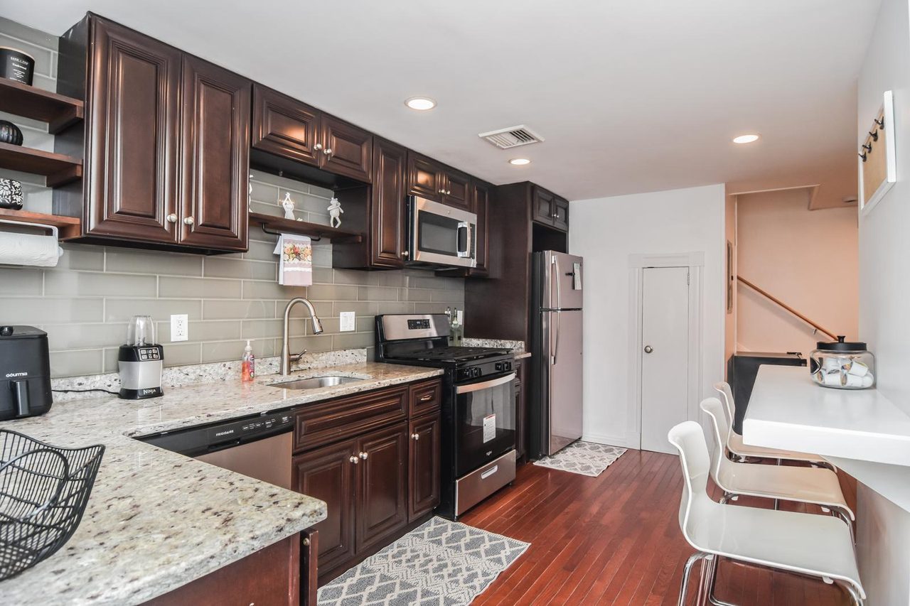 #834: Allston - Queen Bedroom G - 6