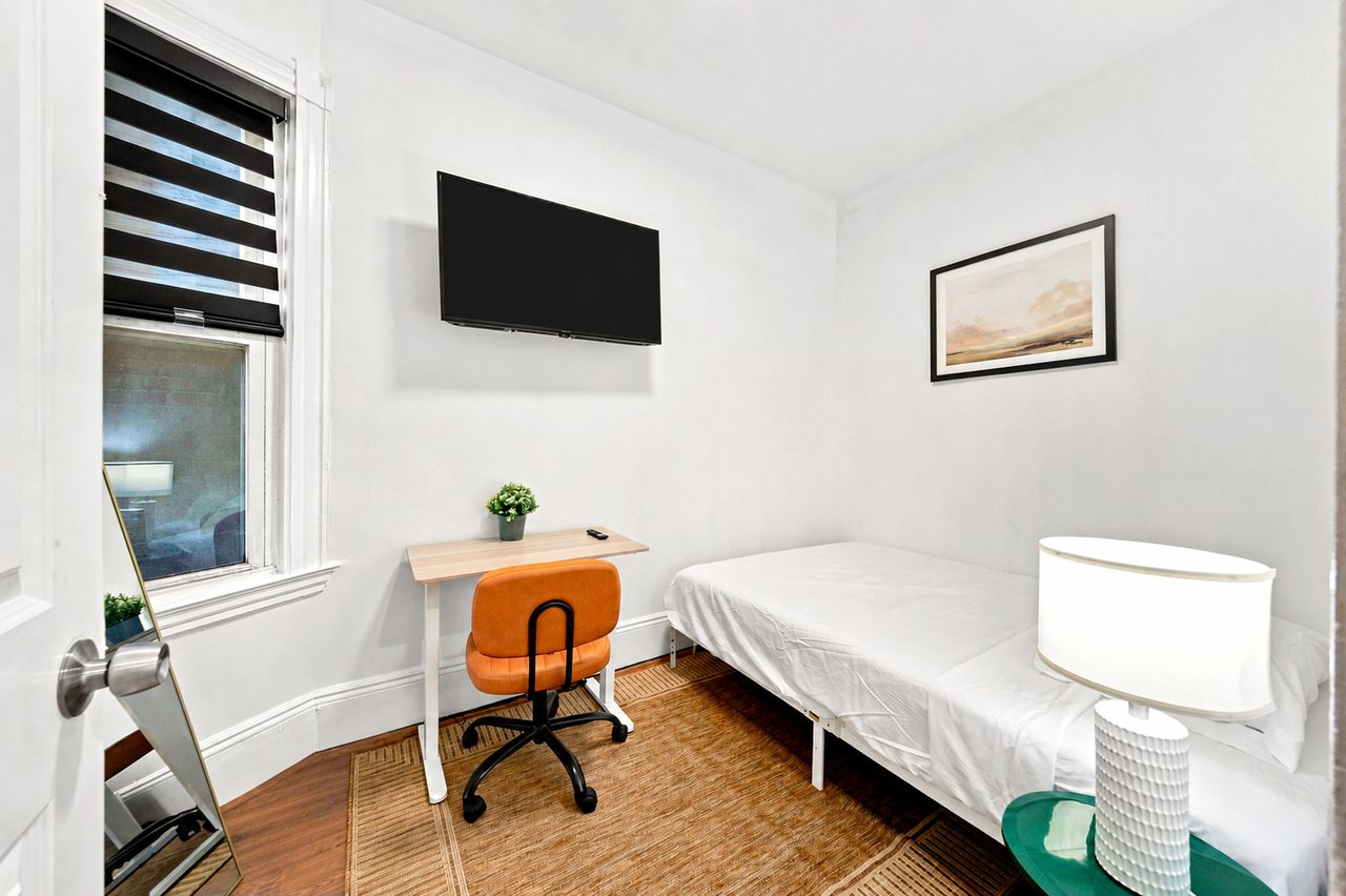 #834: Allston - Queen Bedroom E - 1