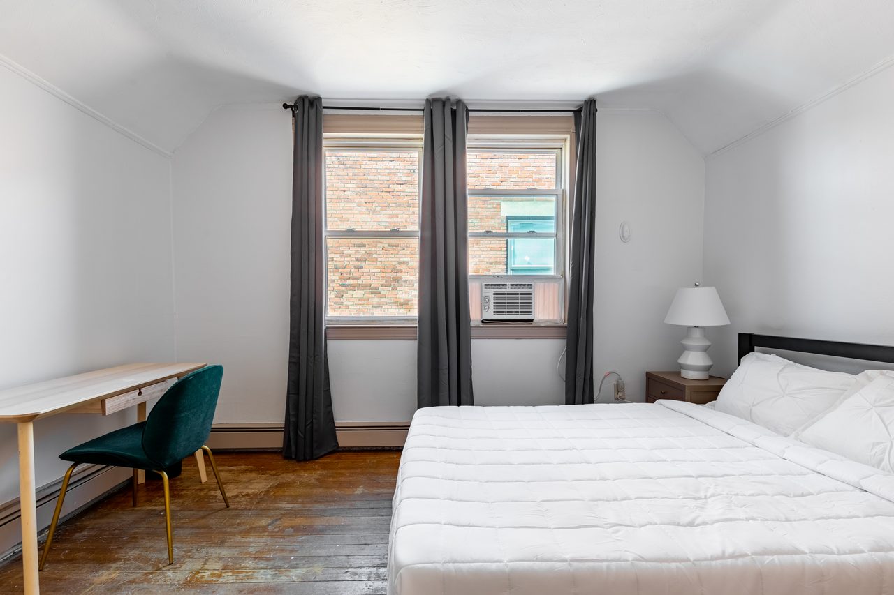 #937: Roxbury - Queen Bedroom B - 3