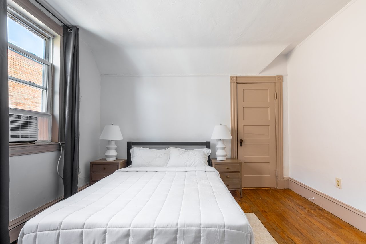 #937: Roxbury - Queen Bedroom B - 2