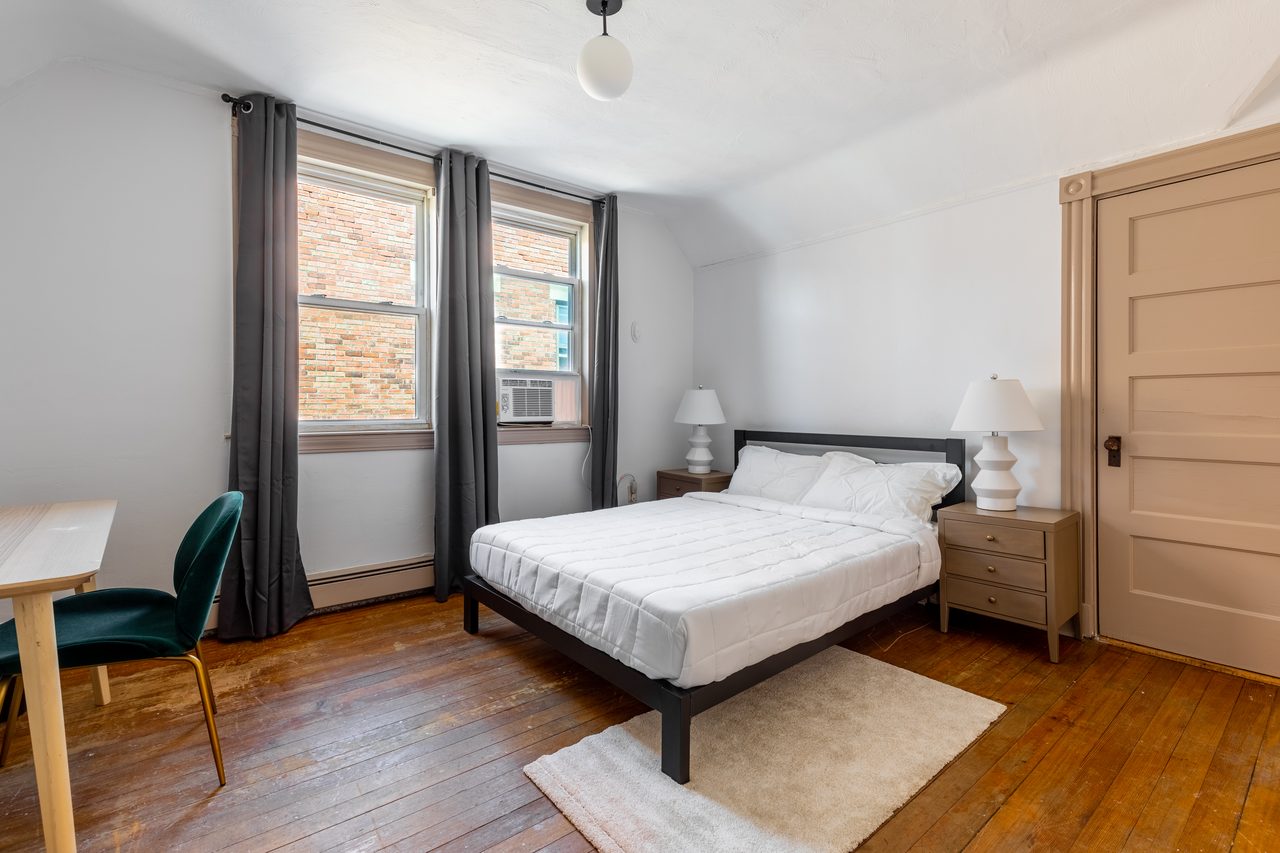 #937: Roxbury - Queen Bedroom B - 1