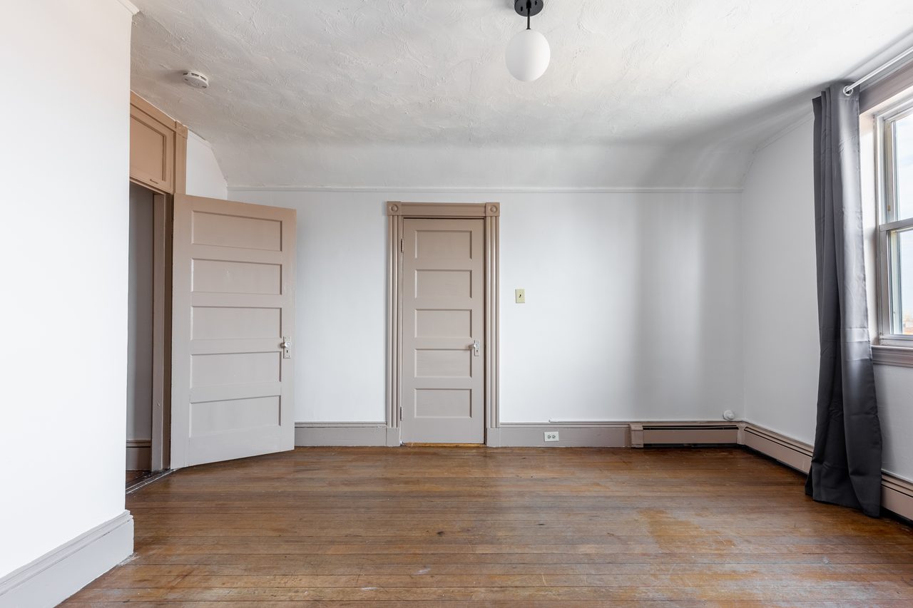 #937: Roxbury - Queen Bedroom C - #937: Roxbury - Gallery - 16