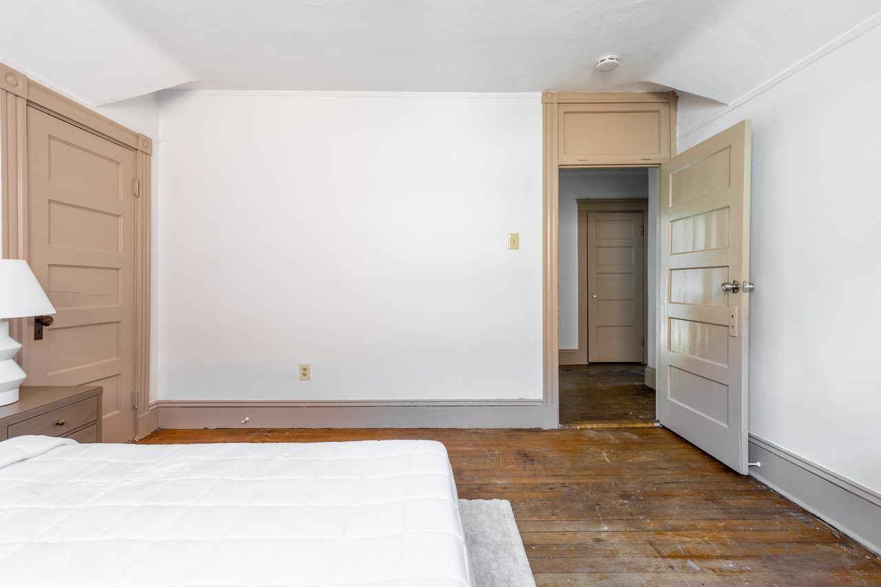 #937: Roxbury - Queen Bedroom B - #937: Roxbury - Gallery - 2