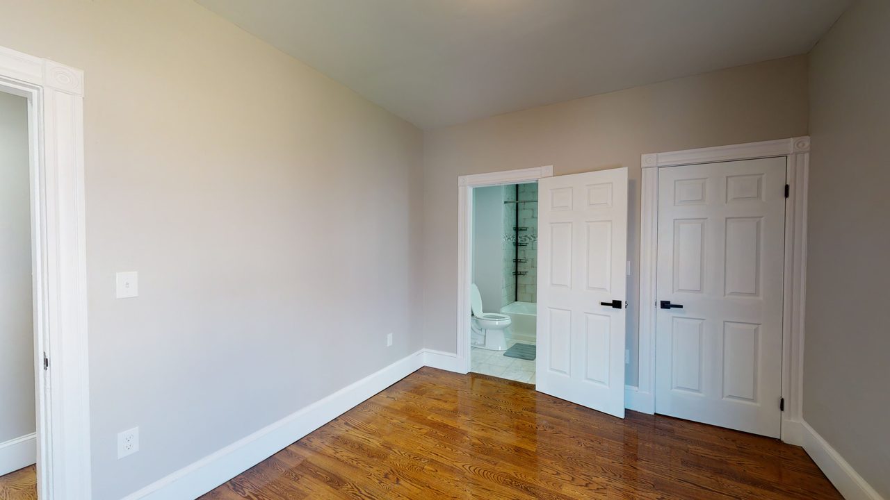  #991: Fort Hill - Queen Bedroom C  W/ Private Bathroom  -  #991: Fort Hill  - Gallery -  13