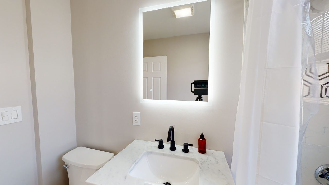  #991: Fort Hill - Queen Bedroom C  W/ Private Bathroom  -  #991: Fort Hill  - Gallery -  2