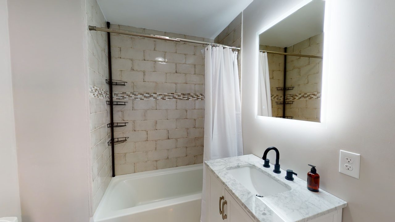  #991: Fort Hill - Queen Bedroom C  W/ Private Bathroom  -  #991: Fort Hill  - Gallery -  12