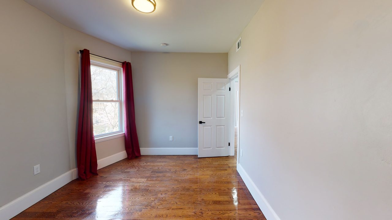  #991: Fort Hill - Queen Bedroom C  W/ Private Bathroom  -  #991: Fort Hill  - Gallery -  14