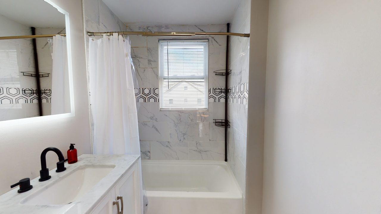  #991: Fort Hill - Queen Bedroom C  W/ Private Bathroom  -  #991: Fort Hill  - Gallery -  3