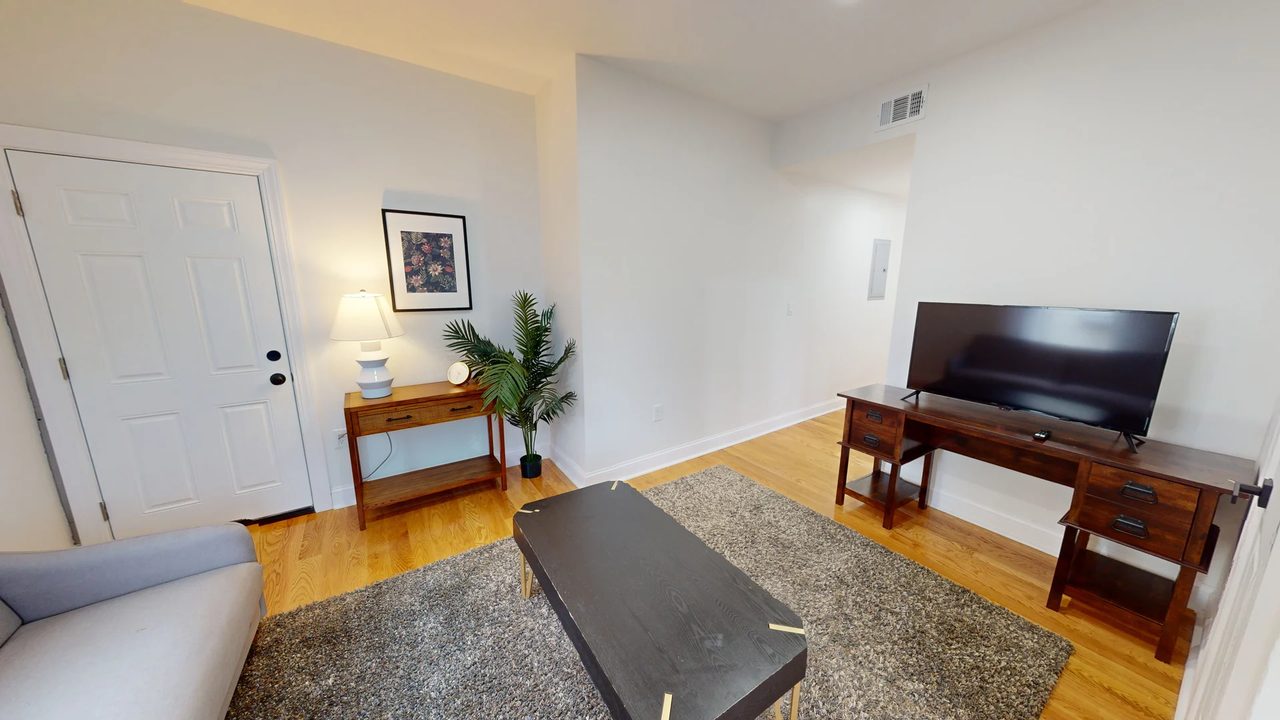  #991: Fort Hill - Queen Bedroom C  W/ Private Bathroom  -  #991: Fort Hill  - Gallery -  9
