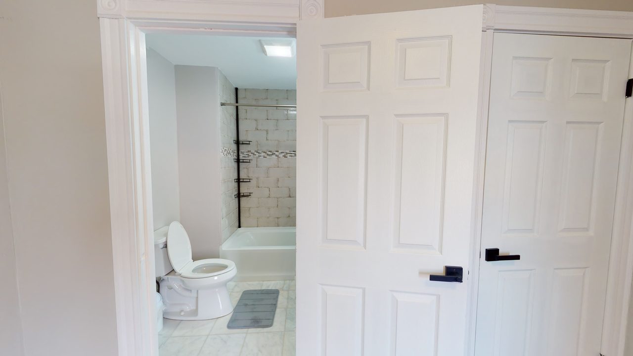  #991: Fort Hill - Queen Bedroom C  W/ Private Bathroom  -  #991: Fort Hill  - Gallery -  11