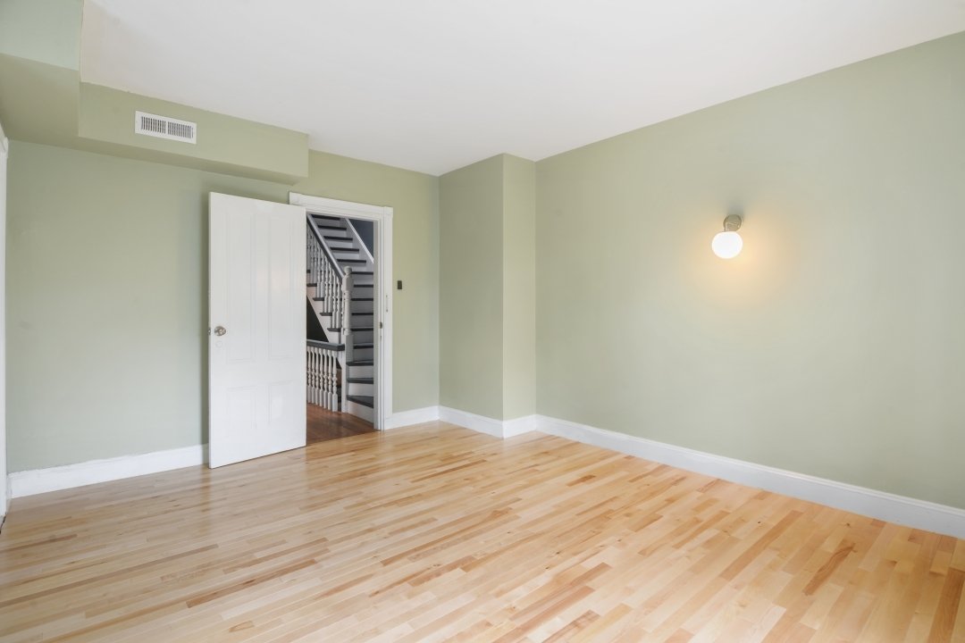  #443: Harvard Square (Cambridge) - Queen Bedroom B  -  #443: Harvard Square (Cambridge)  - Gallery -  3