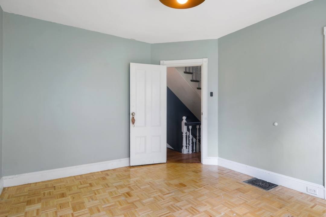  #443: Harvard Square (Cambridge) - Queen Bedroom C  -  #443: Harvard Square (Cambridge)  - Gallery -  3