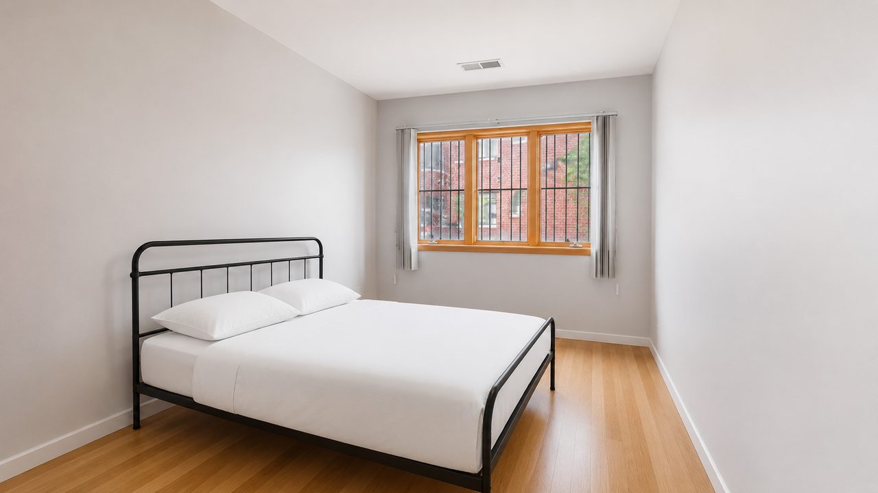 #1632: Chinatown - Queen Bedroom A - 1